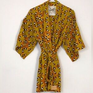 The Bwana shirt fits M/L size